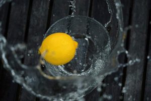 limpiar sin productos químicos agua y limón natural  